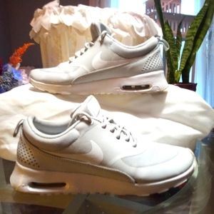 NIKE WOMENS SNEAKERS SIZE 8